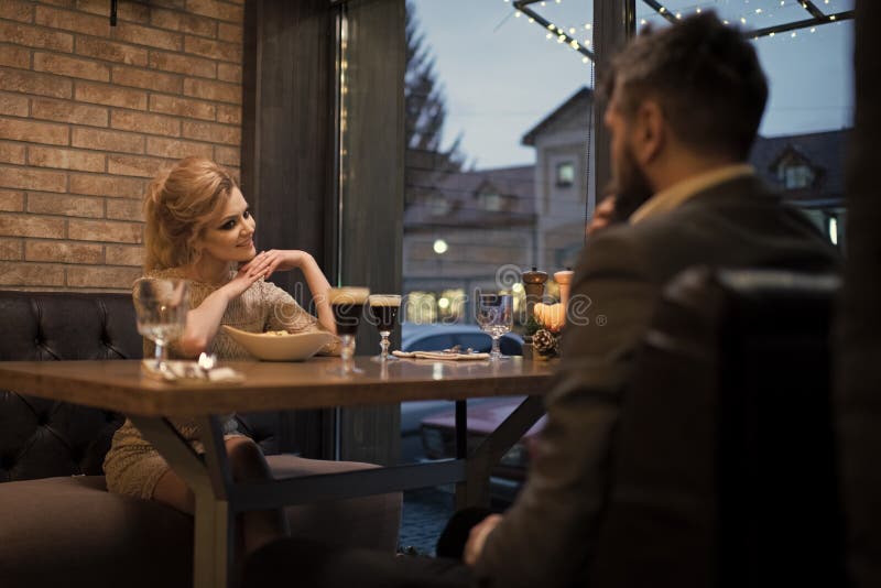 Datum av familjpar i romantisk förbindelse, förälskelse Par som är förälskade på restaurangen Förslag och årsdag Affär arkivfoto Datum av familjpar i romantisk förbindelse, förälskelse Par som är förälskade på restaurangen Förslag och årsdag Affär arkivfoto