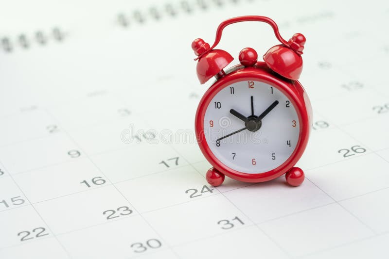 Datum und Zeitanzeigen- oder -fristenkonzept, kleiner roter Wecker auf weißem sauberem Kalender mit der Anzahl des Tages, unten z