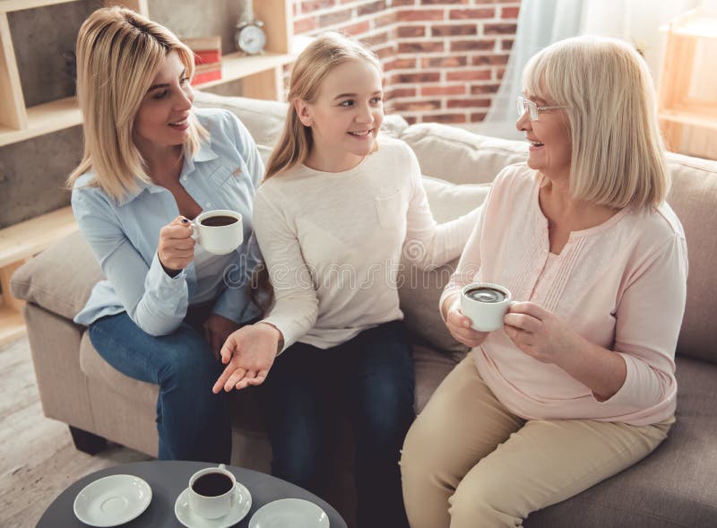 Бабушка мама и дочка. Мама бабушка и дочь на диване. Мать и дочь беседуют. Мать и бабушка пьют кофе. Daughter watches mom