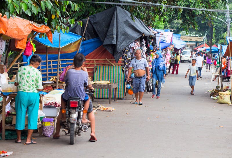 Dauin, Filipinas - 9 de septiembre de 2017: Mercado callejero filipino provincial Streetlife asiático del pueblo fotografía de archivo Dauin, Filipinas - 9 de septiembre de 2017: Mercado callejero filipino provincial Streetlife asiático del pueblo fotografía de archivo