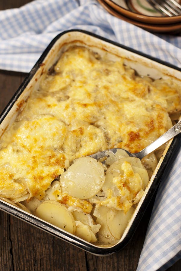 Dauphinoise del gratin della patata fotografia stock Dauphinoise del gratin della patata fotografia stock