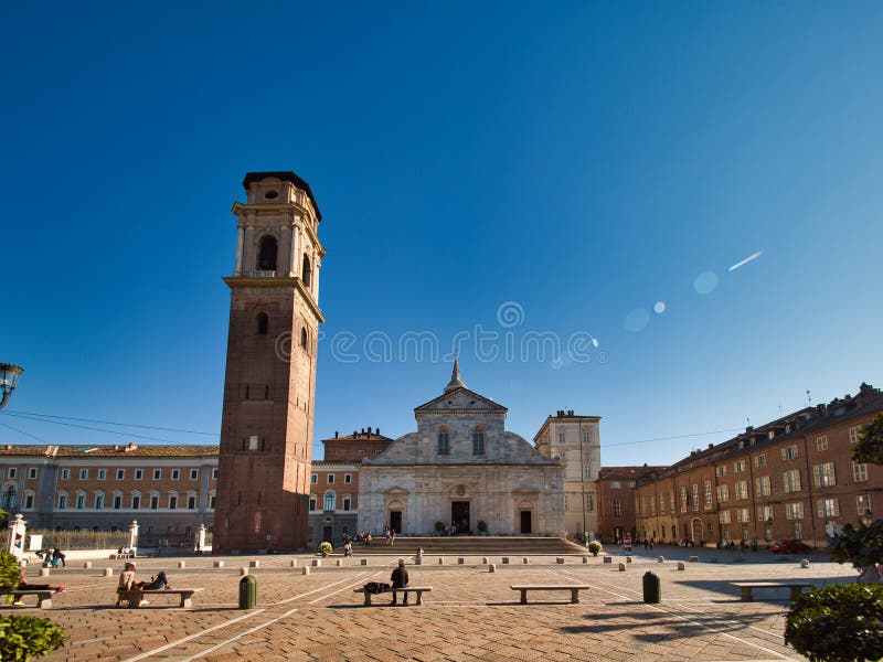 Dove Si Trova La Sindone A Torino Davanti Alla Facciata Della Cattedrale Di Torino Dove Poggia La Sacra