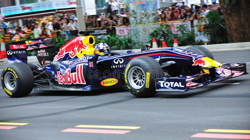 David Coulthard que conduz Red Bull que compete o carro F1 foto de stock David Coulthard que conduz Red Bull que compete o carro F1 foto de stock
