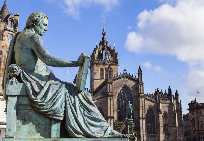 David Hume Statue y St Giles Cathedral en Edimburgo fotografía de archivo libre de regalías David Hume Statue y St Giles Cathedral en Edimburgo fotografía de archivo libre de regalías