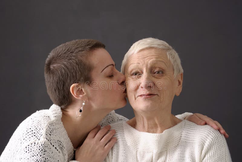 Dawać dojrzałej starszej kobiety buziakowi