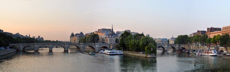 Dawn Panorama del Ile de la Cite y del río Sena, París Fra imagen de archivo libre de regalías Dawn Panorama del Ile de la Cite y del río Sena, París Fra imagen de archivo libre de regalías