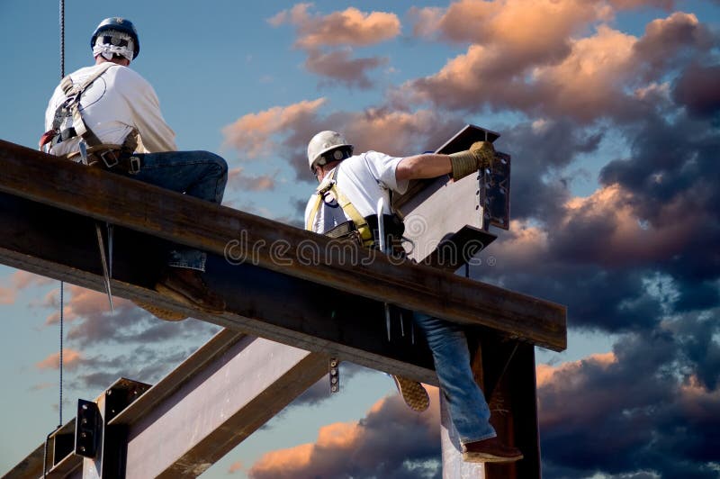 Dva ironworkers vrcholu kostra moderní budovy.