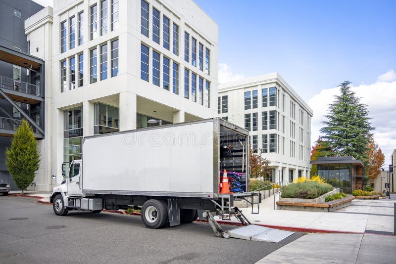 Weiß Mittel die klasse verlegung ausrüstung kabine halbfertige produkte LKW lange Zeit geräumig kabine anhänger stehen auf der die stadt straßen mehrstufig eine Wohnung a Büro Gebäude Entladung geliefert die Güter.