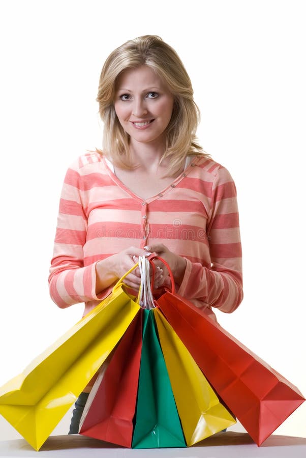Atraktívne blond žena drží na veľa farebné nákupné tašky.