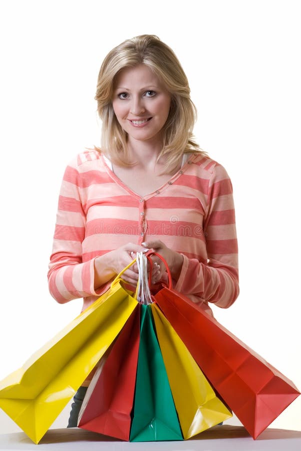 Atractivo una mujer posesión sobre el penacho de vistoso compras bolsas.