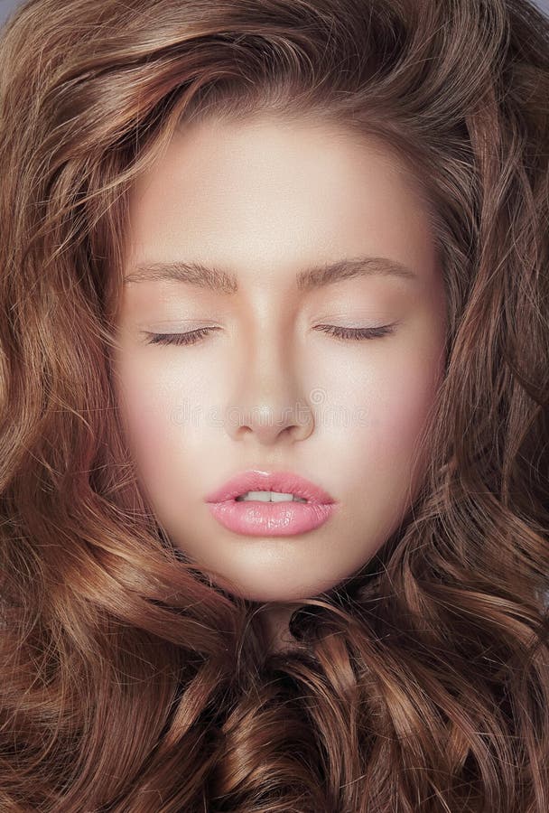daydream Il fronte pensieroso della donna fresca con gli occhi chiusi ed i capelli ricci fotografia stock libera da diritti daydream Il fronte pensieroso della donna fresca con gli occhi chiusi ed i capelli ricci fotografia stock libera da diritti