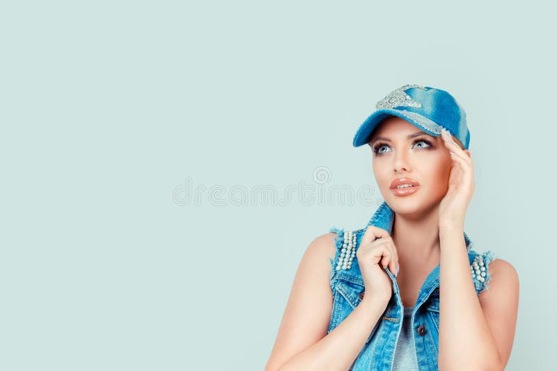 daydream Mulher bonita que olha acima no espaço da cópia acima da mão, pensando, sonhando acordado a mão no mordente, fundo cinze fotografia de stock royalty free daydream Mulher bonita que olha acima no espaço da cópia acima da mão, pensando, sonhando acordado a mão no mordente, fundo cinze fotografia de stock royalty free