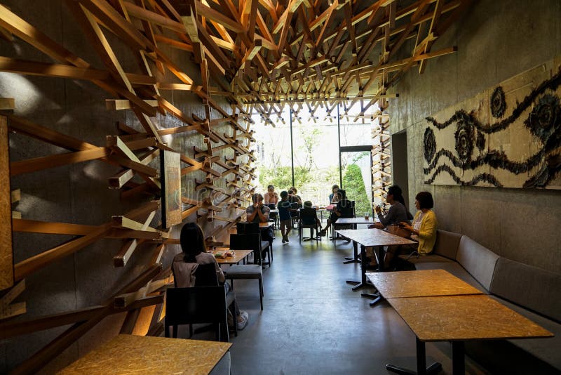 Dazaifu, Japon - 14 mai 2017 : Décoration de conception intérieure par le bois tissé de cèdre du magasin iconique de café de Star images libres de droits Dazaifu, Japon - 14 mai 2017 : Décoration de conception intérieure par le bois tissé de cèdre du magasin iconique de café de Star images libres de droits