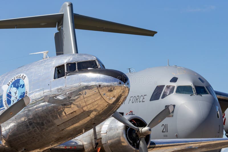 Dc 3复古客机vh Ovm由raaf波音c 17a Globemaster飞机组租机运营图库摄影片 图片包括有机场 飞行
