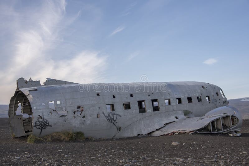 DC-3 US Navy Plane Crash Wreckage Site in Vik, Iceland Itâ€™s one of Icelandâ€™s most iconic & haunting photography locations. On Saturday Nov 24, 1973, a United States Navy Douglas Super DC-3 airplane was forced to land on SÃ³lheimasandurâ€™s black sand beach in the south of Iceland after experiencing some severe icing. Luckily all crew members survived the crash, but the airplaneâ€™s fuselage was abandoned. Now itâ€™s become a photography dream location. DC-3 US Navy Plane Crash Wreckage Site in Vik, Iceland Itâ€™s one of Icelandâ€™s most iconic & haunting photography locations. On Saturday Nov 24, 1973, a United States Navy Douglas Super DC-3 airplane was forced to land on SÃ³lheimasandurâ€™s black sand beach in the south of Iceland after experiencing some severe icing. Luckily all crew members survived the crash, but the airplaneâ€™s fuselage was abandoned. Now itâ€™s become a photography dream location.