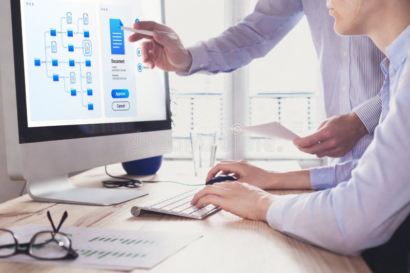 Ddd del sistema di gestione dei documenti che consentono processi aziendali efficienti. colleghi che lavorano con file manager sul immagini stock libere da diritti
