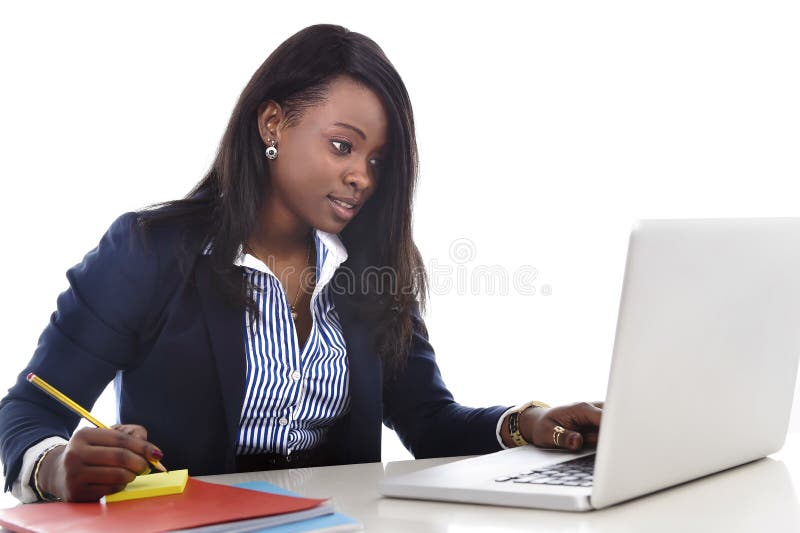 De aantrekkelijke en efficiënte zwarte zitting van de het behoren tot een bepaald rasvrouw bij laptop van de bureaucomputer burea