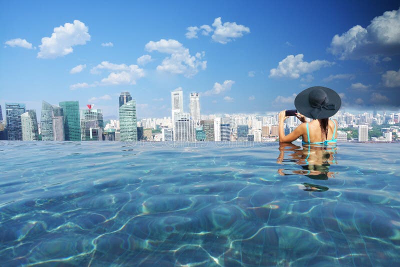 De aantrekkelijke vrouw die en van de mening in Marina Bay ontspannen genieten schuurt oneindigheidspool, Singapore, 16 Oktober, stock afbeelding De aantrekkelijke vrouw die en van de mening in Marina Bay ontspannen genieten schuurt oneindigheidspool, Singapore, 16 Oktober, stock afbeelding