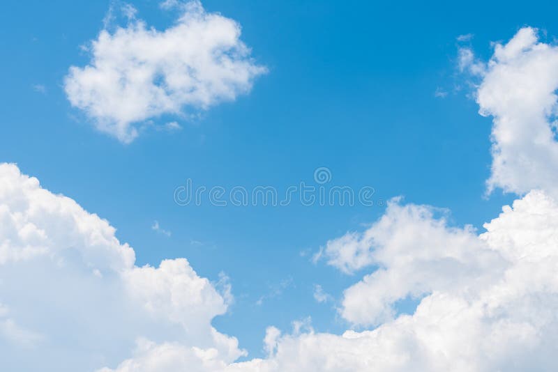 De aard van Blauwe hemel met wolk in de ochtend stock foto's De aard van Blauwe hemel met wolk in de ochtend stock foto's