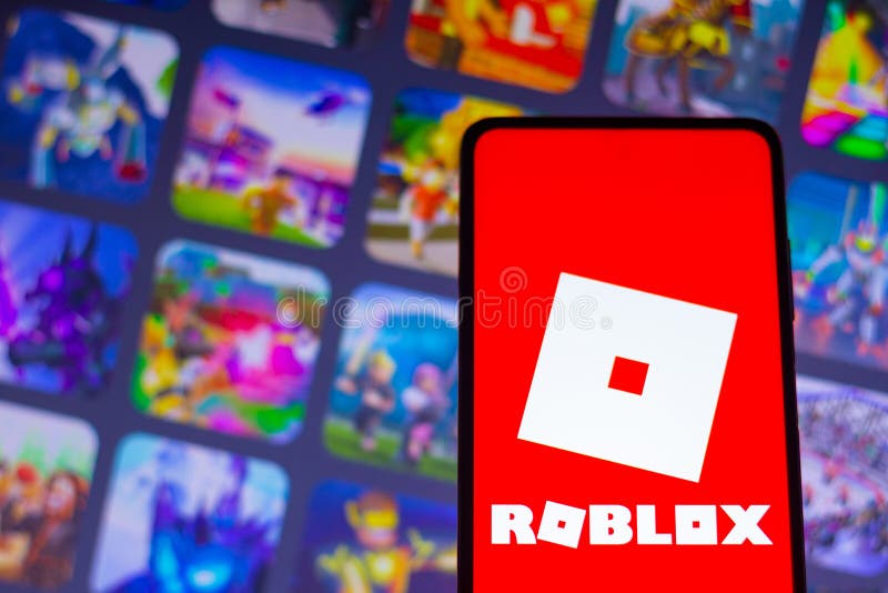 Logotipo Roblox Na Tela Do Smartphone. Um Quadro Do Jogo Roblox Em