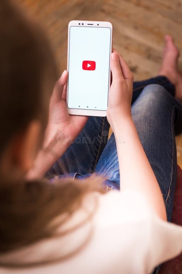 22 de abril de 2019 Federa??o Russa de Stavropol a menina nas m?os do telefone Xiaomi em que a aplica??o youtube est? correndo foto de stock royalty free 22 de abril de 2019 Federa??o Russa de Stavropol a menina nas m?os do telefone Xiaomi em que a aplica??o youtube est? correndo foto de stock royalty free