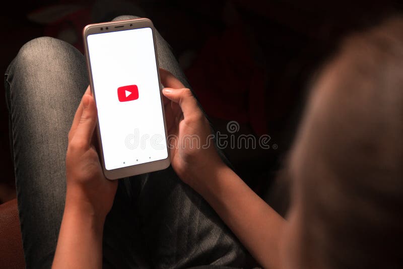 22 de abril de 2019 Federação Russa de Stavropol a menina nas mãos do telefone Xiaomi em que a aplicação youtube está correndo fotografia de stock 22 de abril de 2019 Federação Russa de Stavropol a menina nas mãos do telefone Xiaomi em que a aplicação youtube está correndo fotografia de stock