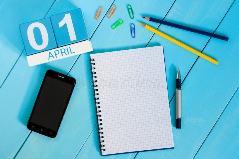 1 de abril imagen del calendario de madera del color del 1 de abril en fondo azul Espacio vacío para el texto Todo el día del ` s