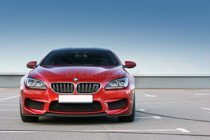 7 de abril de 2014; Kiev, Ucrânia BMW M6 em um fundo do céu claro imagens de stock 7 de abril de 2014; Kiev, Ucrânia BMW M6 em um fundo do céu claro imagens de stock