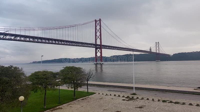 25 de abril portugués puente : ponte 25 de abril. almacen de video