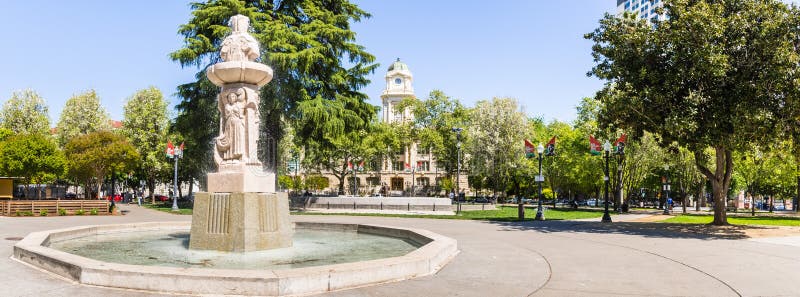 14 de abril de 2018 Sacramento/CA/los E.E.U.U. - la opinión panorámica Cesar Chavez Plaza situó delante del edificio de ayuntamie foto de archivo libre de regalías 14 de abril de 2018 Sacramento/CA/los E.E.U.U. - la opinión panorámica Cesar Chavez Plaza situó delante del edificio de ayuntamie foto de archivo libre de regalías