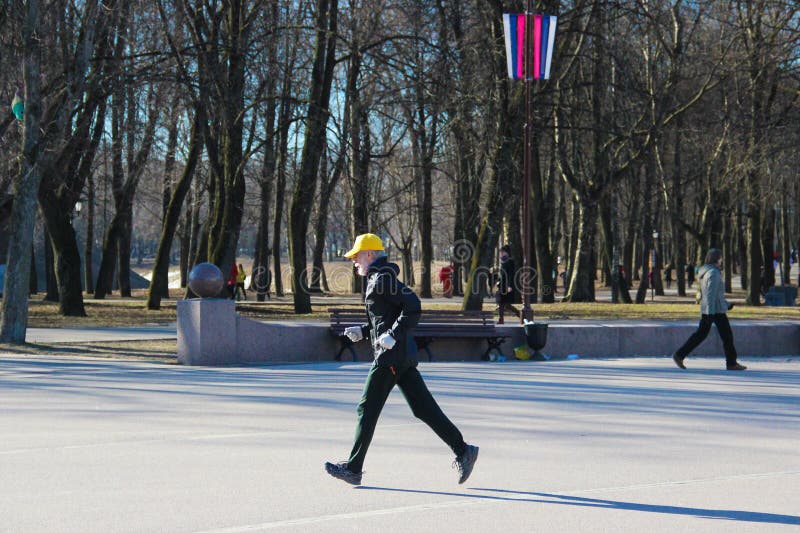 6 de abril de 2019, Veliky Novgorod, corredor do homem-homem de Running do atleta no parque, movimentando-se fotos de stock 6 de abril de 2019, Veliky Novgorod, corredor do homem-homem de Running do atleta no parque, movimentando-se fotos de stock