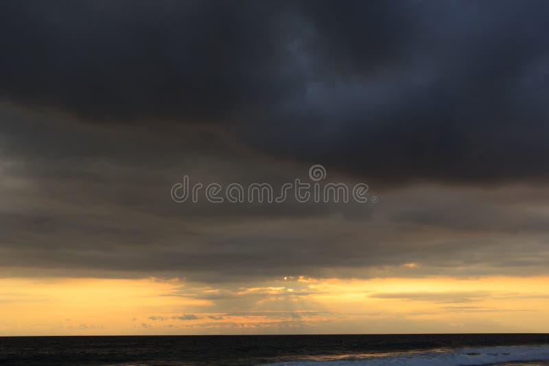 De abstracte achtergrond kleurt brand in de hemel, zonsondergang over overzees royalty-vrije stock fotografie De abstracte achtergrond kleurt brand in de hemel, zonsondergang over overzees royalty-vrije stock fotografie