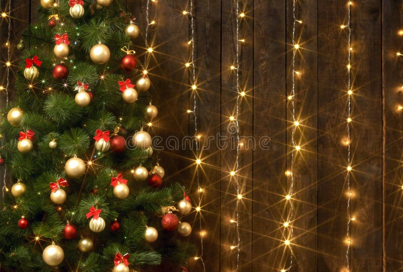 De abstracte houten achtergrond met Kerstmisboom en de lichten, klassieke donkere binnenlandse achtergrond, exemplaarruimte voor