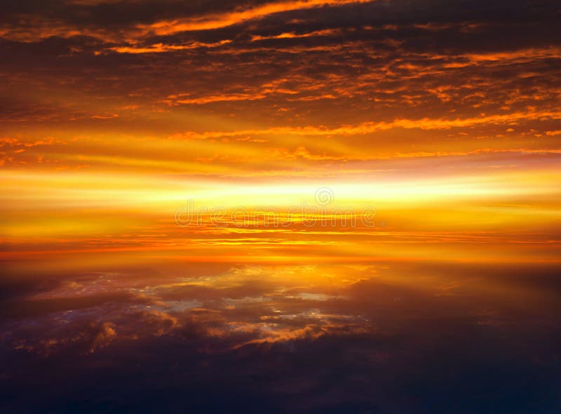 De achtergrond van de godsdienst Jesus in de hemel Zonsondergang of zonsopgang met wolken, lichte stralen en ander atmosferisch e