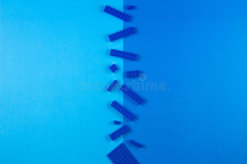 De achtergrond van het speelgoed Plastic bouwblokken op blauwe achtergrond stock afbeeldingen De achtergrond van het speelgoed Plastic bouwblokken op blauwe achtergrond stock afbeeldingen