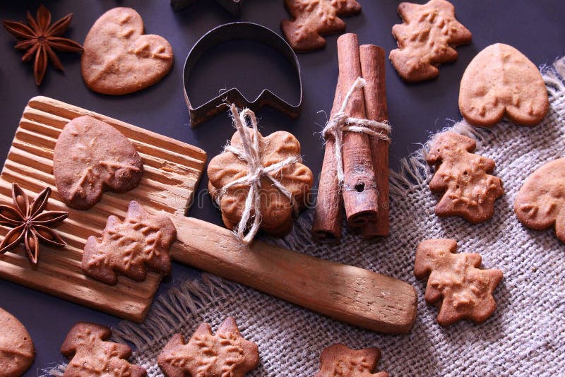 De achtergrond van de Kerstmisvakantie De koekjes van Kerstmis met feestelijke decoratie stock afbeeldingen De achtergrond van de Kerstmisvakantie De koekjes van Kerstmis met feestelijke decoratie stock afbeeldingen