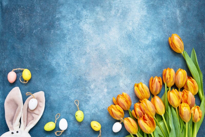 De achtergrond van Pasen Paashaasoren, bloemen en decoratieve paaseieren op blauwe achtergrond Exemplaar ruimte, hoogste mening royalty-vrije stock foto De achtergrond van Pasen Paashaasoren, bloemen en decoratieve paaseieren op blauwe achtergrond Exemplaar ruimte, hoogste mening royalty-vrije stock foto