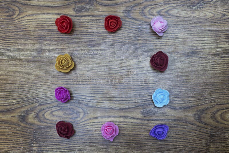 De achtergrond van de valentijnskaartendag Groep rozen over houten lijst Hoogste mening met exemplaarruimte stock fotografie De achtergrond van de valentijnskaartendag Groep rozen over houten lijst Hoogste mening met exemplaarruimte stock fotografie