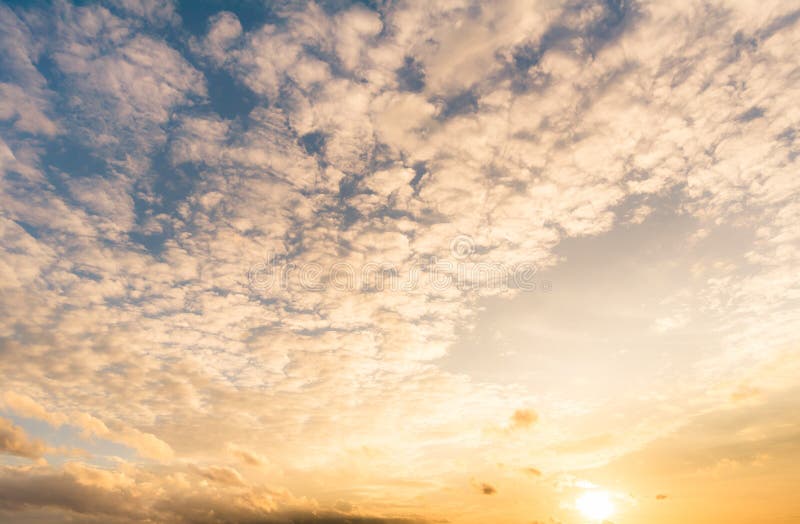 de achtergrond van de zonsonderganghemel, wolken met achtergrond stock foto de achtergrond van de zonsonderganghemel, wolken met achtergrond stock foto