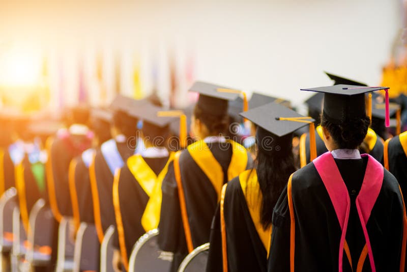 De achtermenings selectieve nadruk van de mensen met universitaire diploma's overbevolkte in de graduatieceremonie De gediplomeer stock afbeeldingen De achtermenings selectieve nadruk van de mensen met universitaire diploma's overbevolkte in de graduatieceremonie De gediplomeer stock afbeeldingen