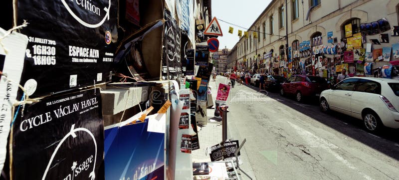 De affiches van het het theaterfestival van Avignon stock afbeeldingen De affiches van het het theaterfestival van Avignon stock afbeeldingen