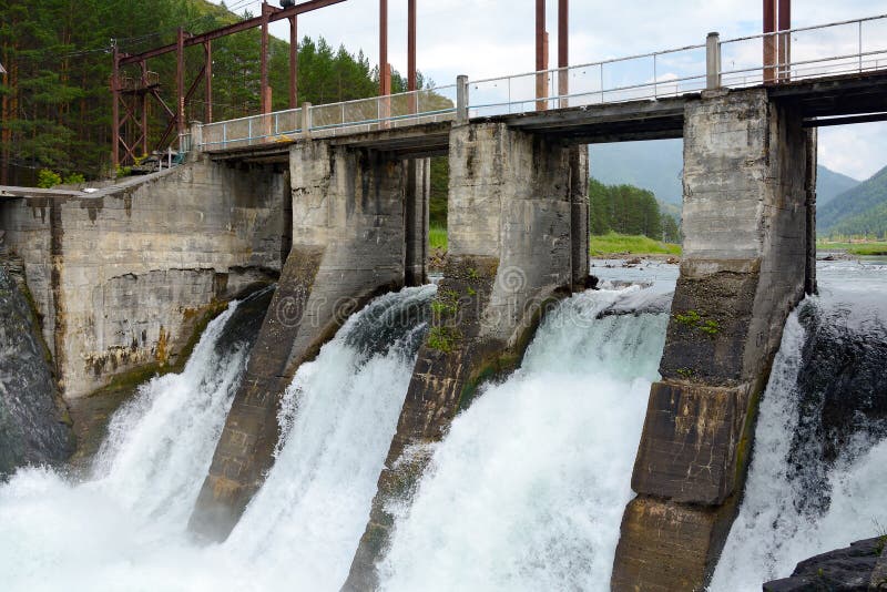 De afvoerkanaaldam hydro-elektrische Chemal, Altai-bergen royalty-vrije stock afbeelding De afvoerkanaaldam hydro-elektrische Chemal, Altai-bergen royalty-vrije stock afbeelding