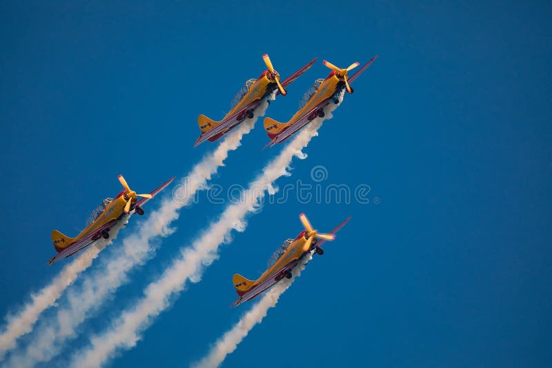 19 de agosto de 2017 aeródromo do ` s de Orlovka Rússia, região de Tver Dia do ` do feriado do ` dos aviões Voo de 4 planos do gr imagem de stock 19 de agosto de 2017 aeródromo do ` s de Orlovka Rússia, região de Tver Dia do ` do feriado do ` dos aviões Voo de 4 planos do gr imagem de stock