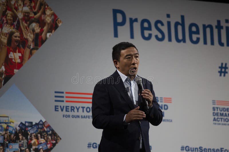 10 DE AGOSTO DE 2019 - DES MOINES, IA/USA: Andrew Yang fala foto de stock 10 DE AGOSTO DE 2019 - DES MOINES, IA/USA: Andrew Yang fala foto de stock