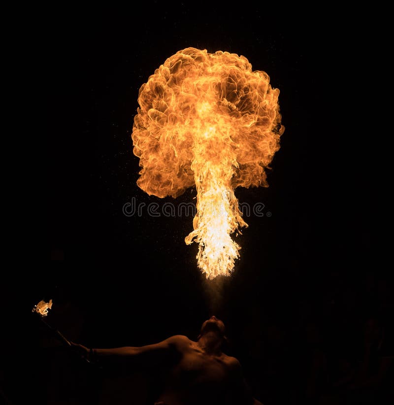 09 de agosto de 2019 desempenho do bombeiro durante um evento medieval em terra de santa maria em santa maria da fotos de stock