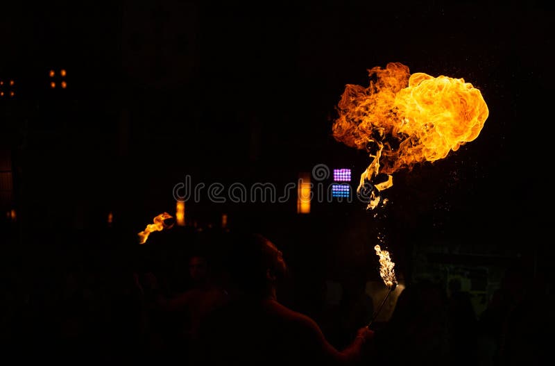 3 de agosto de 2019 fogos de artifício durante um evento medieval em terra de santa maria santa maria da feira. fotos de stock royalty free