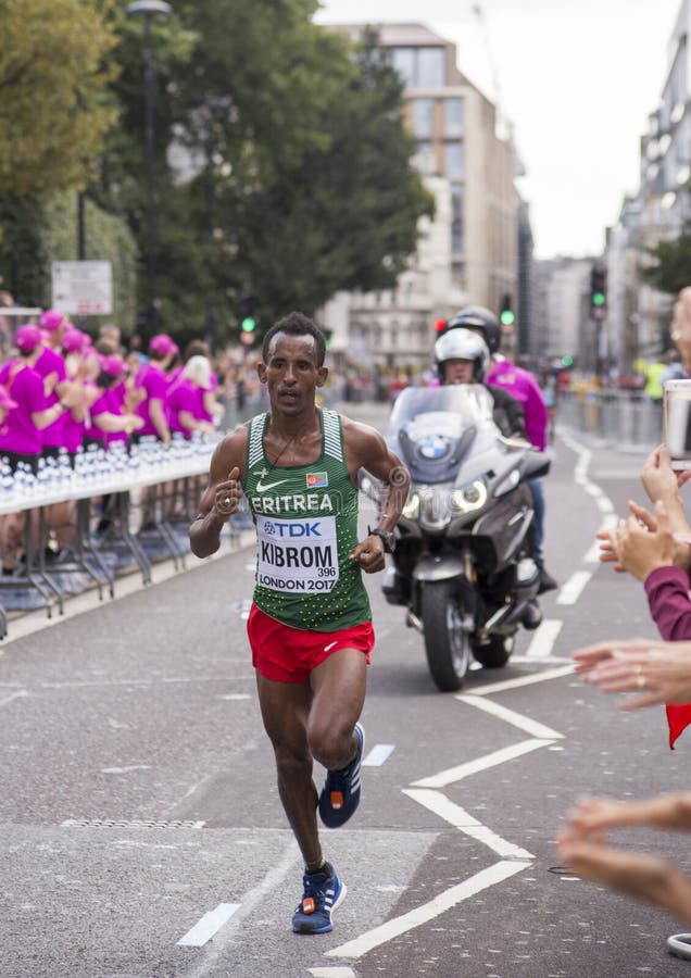 6 de agosto ` 17 - maratona dos campeonatos do atletismo do mundo de Londres: MGhebrezgiaghier KIBROM imagens de stock royalty free 6 de agosto ` 17 - maratona dos campeonatos do atletismo do mundo de Londres: MGhebrezgiaghier KIBROM imagens de stock royalty free