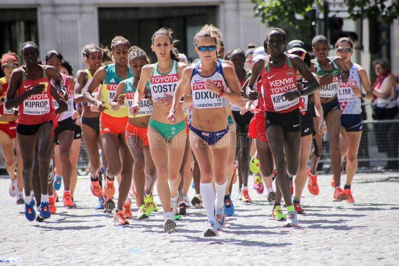 6 de agosto ` 17 - maratona dos campeonatos do atletismo do mundo de Londres: Alyson Dixon GBR conduz a raça cedo foto de stock royalty free 6 de agosto ` 17 - maratona dos campeonatos do atletismo do mundo de Londres: Alyson Dixon GBR conduz a raça cedo foto de stock royalty free