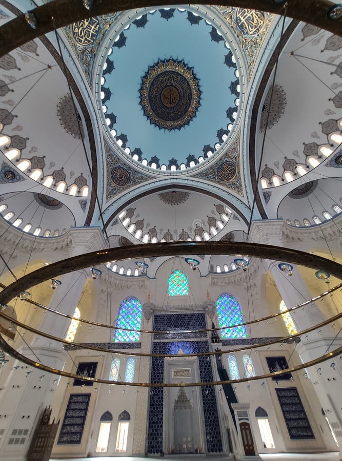 4 de agosto de 19 opinião do pátio da MESQUITA de CAMLICA em Istambul, Turquia A mesquita de Camlica ? a mesquita a mais grande d fotografia de stock 4 de agosto de 19 opinião do pátio da MESQUITA de CAMLICA em Istambul, Turquia A mesquita de Camlica ? a mesquita a mais grande d fotografia de stock