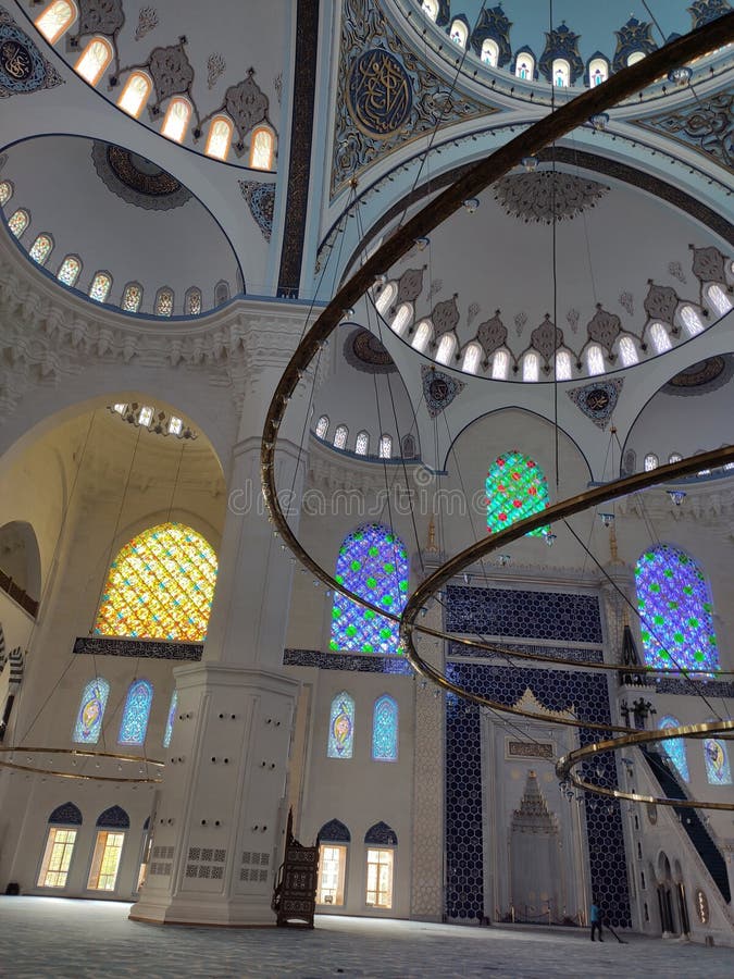 4 de agosto de 19 opinión del patio de la MEZQUITA de CAMLICA en Estambul, Turquía La mezquita de Camlica es la mezquita m?s gran imagen de archivo libre de regalías 4 de agosto de 19 opinión del patio de la MEZQUITA de CAMLICA en Estambul, Turquía La mezquita de Camlica es la mezquita m?s gran imagen de archivo libre de regalías